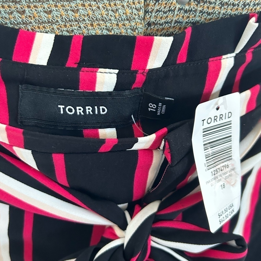 NWT TORRID STRETCH CREPE MID-RISE TIE-FRONT SHORT SIZE 18 - Picture 5 of 10